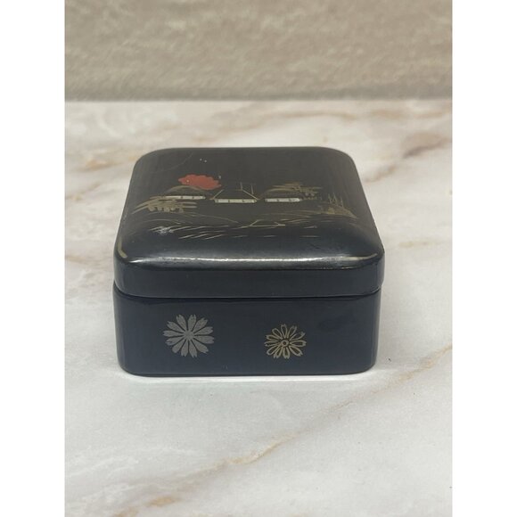 Small Vintage Japanese Black Lacquer Trinket Box - Picture 4 of 12